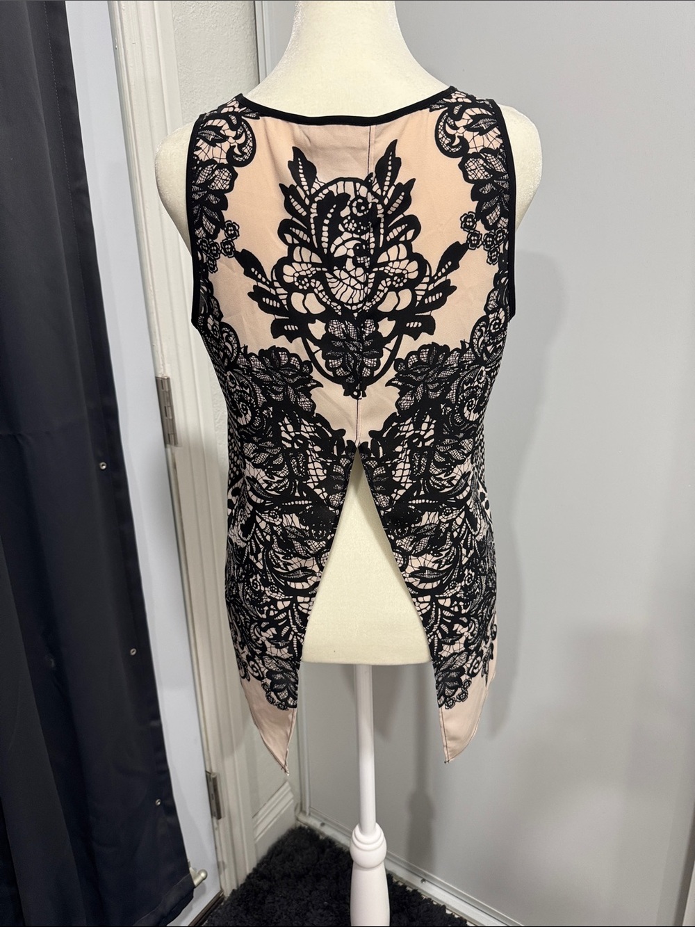 Express. Sleeveless Split Back Lace-Pattern Nude & Black Top S